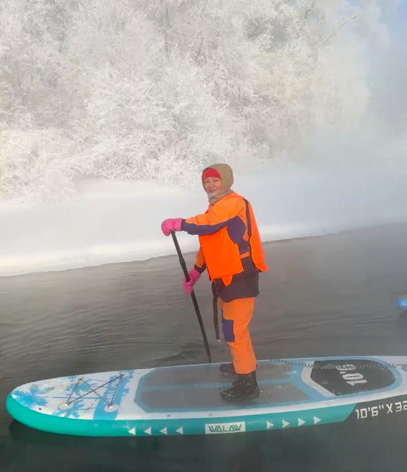 Фото Новосибирцы устроили массовый заплыв на сапах в мороз –26 градусов: 20 леденящих кадров 11